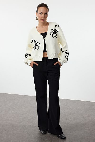 Trendyol Collection Ecru hímzés, részletes V-nyakú kötöttáru kardigán TWOAW25HI00291