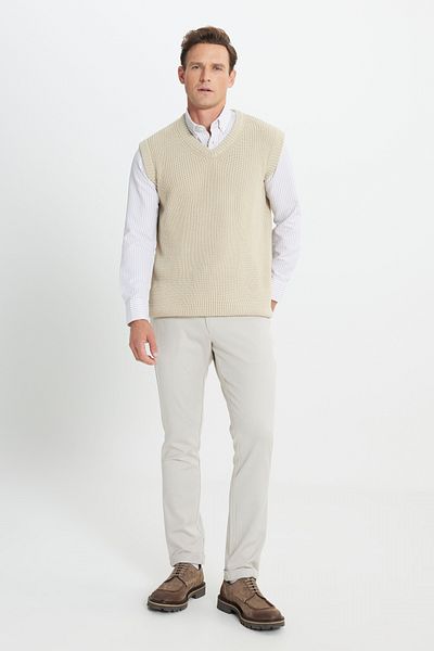 AC&Co / Altınyıldız Classics Beigefarbener Herren-Strickpullover mit Standard-Passform und normalem Schnitt und V-Ausschnitt
