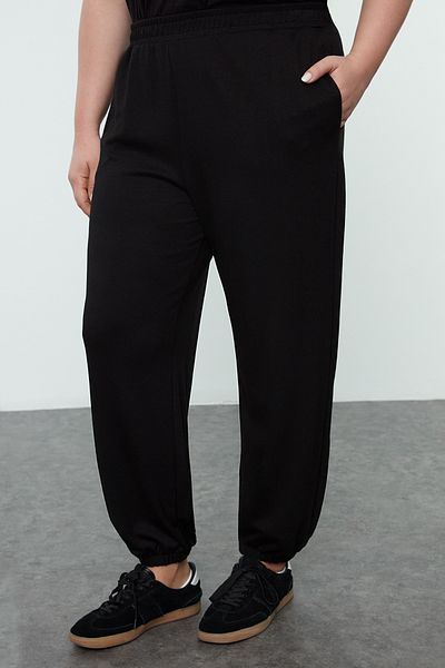Trendyol Curve Schwarze Jogger-Jogginghose mit weichen Knöpfen – Übergröße TBBAW25AJ00003