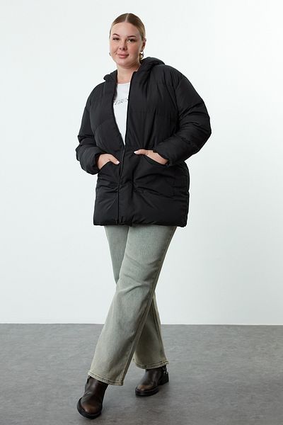 Trendyol Curve Schwarze, übergroße Pufferjacke mit Kapuze – wasser- und windabweisend Tbbaw25aw00016