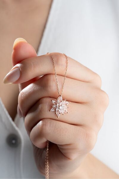 Silvano Jewelry 925 Ayar Gümüş Işıklı Kutuda Buzlu Beyaz Lotus Çiçeği Kolye