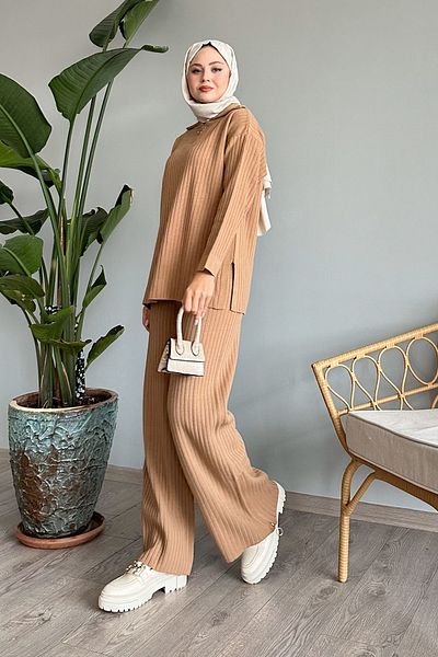 InStyle طقم تريكو الجمل المضلع - تفاصيل الشقوق الجانبية