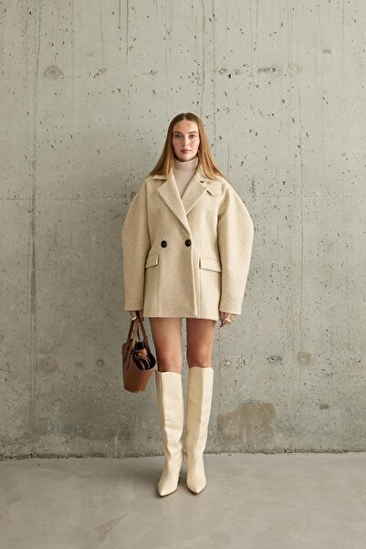 Essence Bouteille Короткий бежевий пальто з ґудзиками