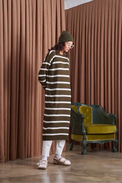 QANU Βασικά ριγέ πλεκτά χακί φαρδιά εφαρμογή