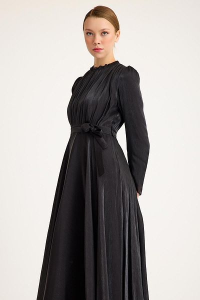 Olcay Schwarzes Chiffon-Abendkleid mit Falten und ausgestellten Kristalldetails – 4939-E