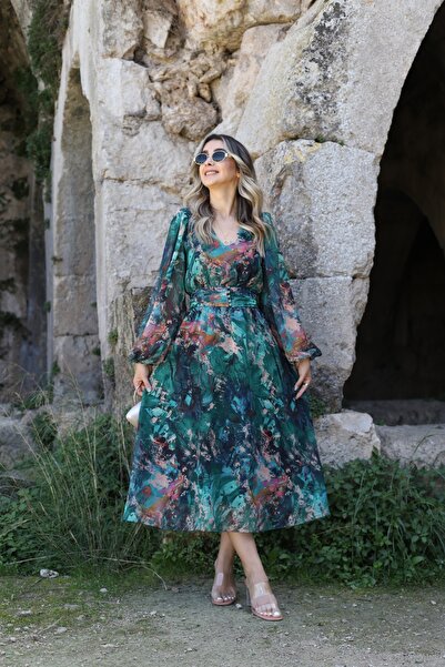 bytugcekaya فستان شيفون أخضر متوسط الطول برقبة على شكل حرف V - نمط رخامي