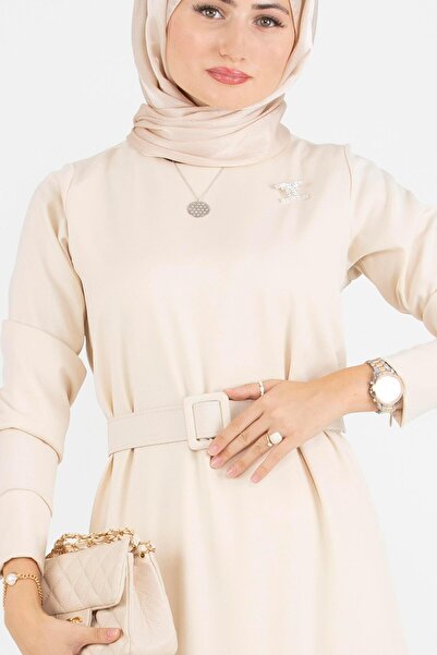Sevitli Φόρεμα με λεπτομέρεια πιέτες και ζώνη-Μπεζ