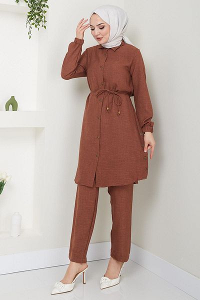 hafsamina HM2448 Модел Кафяв костюм от две части - Детайл с копчета