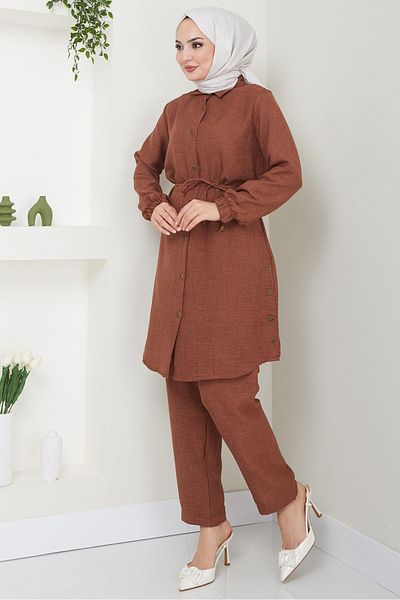 hafsamina HM2448 Модел Кафяв костюм от две части - Детайл с копчета