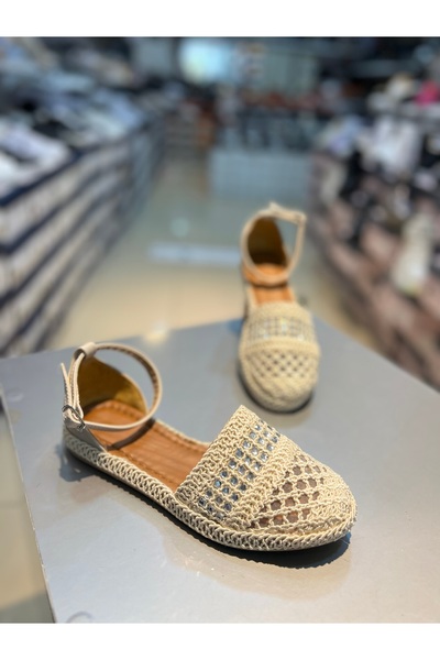 Hacıoğlu Ayakkabı حذاء باليه نسائي أنيق بحزام مرصع بالأحجار من HCO