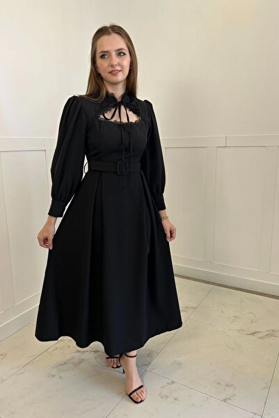 HELİS BUTİK Rochie neagră Max Boy - Detaliu la piept și guler cu cravată