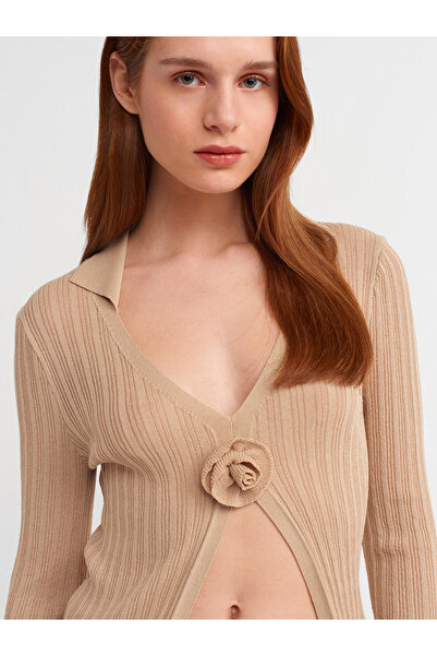 Dilvin 10526 Bluză de tricotaj bej transparentă cu guler polo și detaliu flori