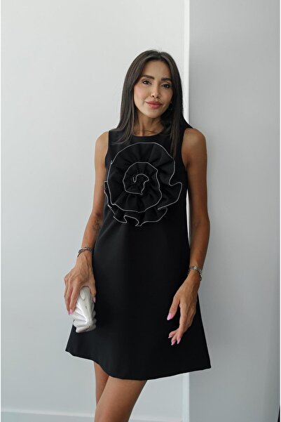 Havoş Μαύρο φόρεμα με μεγάλη ροζ λεπτομέρεια