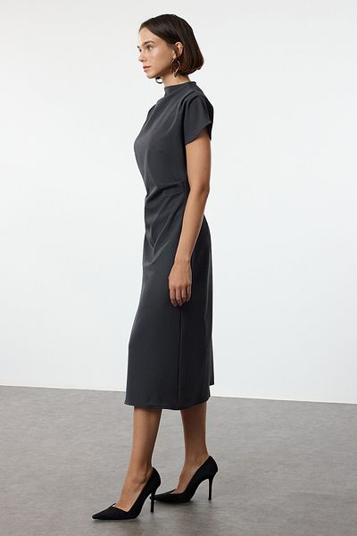 Trendyol Collection Anthrazitfarbenes Midikleid in A-Linie – Degaje-Kragen, gewebter Krepp Twoaw25El00393