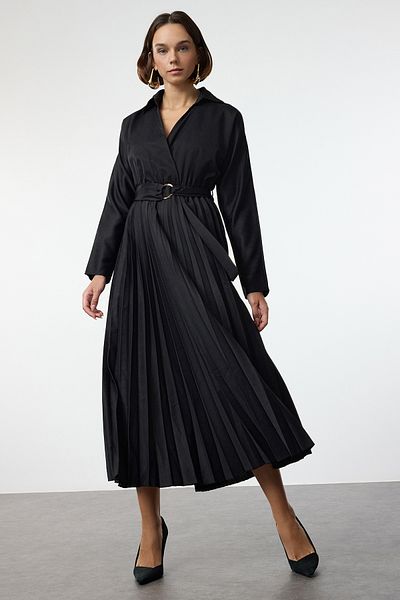 Trendyol Collection Schwarzes Maxikleid mit Faltenrock und Gürtel - Zweireihiger Kragen Twoaw25el00234