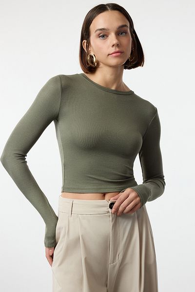 Trendyol Collection Khaki Premium Viskose - Flexible Rundhals Crop Bluse Twoaw24Bz00116
