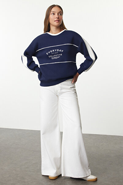 Trendyol Collection Sötétkék polár oversize kötött pulóver - szlogen nyomtatva Twoaw25sw00197