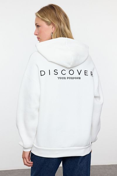Trendyol Collection Плетен суитшърт в цвят екрю с качулка - полар, щампа на гърба, широка кройка Twoaw24sw00214