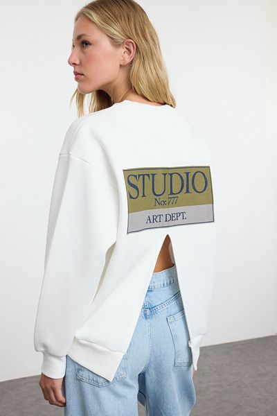 Trendyol Collection Fleece-Sweatshirt in Ecru, mit Printdetail auf der Rückseite, dicke Innenseite, normale Passform TWOAW24SW00387