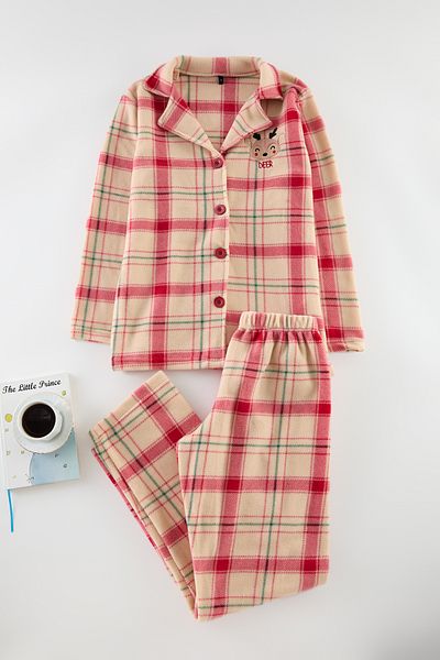 Trendyol Collection Rot besticktes – kariertes Fleece-Strick-Nachtwäsche-Set THMAW24PT00175