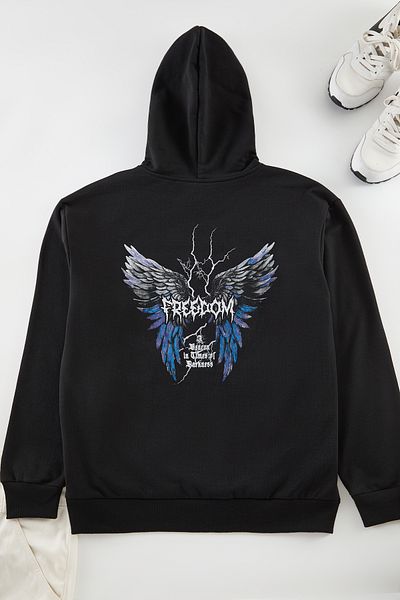 Trendyol Collection Μαύρο φούτερ με κουκούλα με στάμπα Freedom Freedom - TMNAW25SW00167