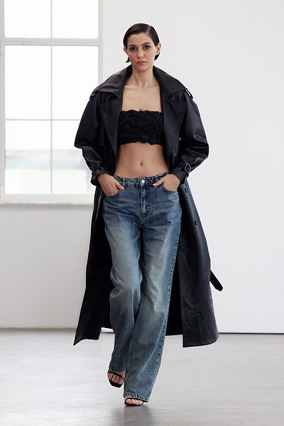 Trendyol Collection Schwarzer Oversize-Trenchcoat mit Gürtel in limitierter Auflage – TWOAW25TR00003