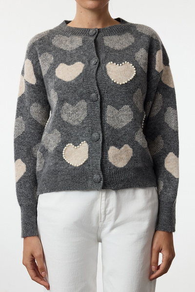 Trendyol Collection Kardigan s antracitovým úpletem - srdce Detailní TWOAW25HI00234