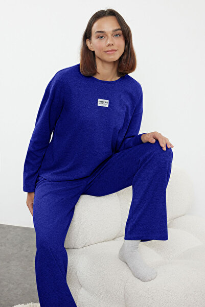 Trendyol Collection Set de pijamale tricotate din țesătură cu vafe Saks Slogan THMAW25PT00022