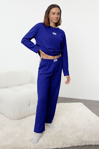 Trendyol Collection Gofri szövet kötött pizsama szett - Saks szlogen címke THMAW25PT00022