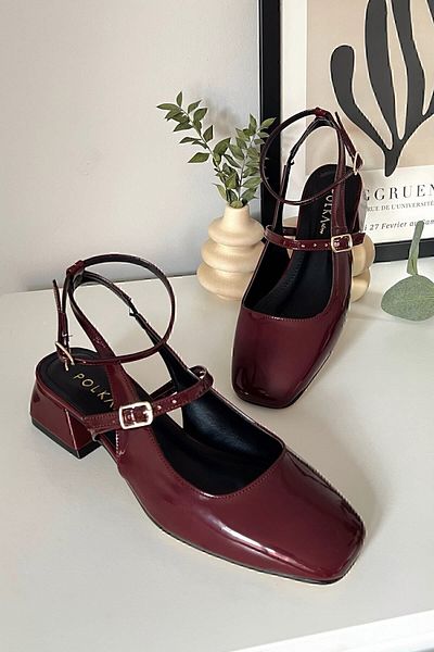 POLKA STORE Dámská Mary Jane Burgundská lakovaná kůže otevřená zadní hranatá špička helma s krátkým blokem boty na podpatku třešňová červená