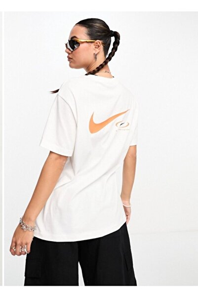 Nike Sportswear Graphic Loose Fit Short-Sleeve Kadın T-Shirt (Bol kalıp) FN7722-100