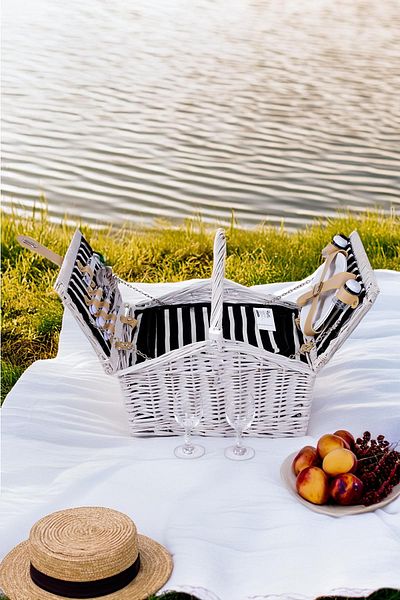Perotti Picno Italy - 2-Person White Wicker Cooler, Portable Picnic Basket and Accessory Basket