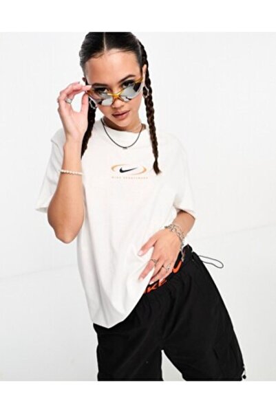 Nike Sportswear Graphic Loose Fit Short-Sleeve Kadın T-Shirt (Bol kalıp) FN7722-100