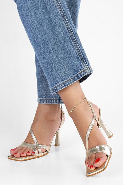 Shoeberry Дамски обувки Shelby Gold с блестящ ток