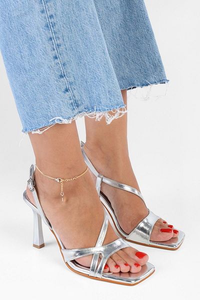 Shoeberry Lesklé stříbrné dámské boty na podpatku Shelby