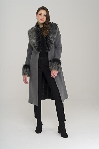 Olcay Středně dlouhý kabát s odnímatelným kožešinovým límcem a rukávy a zapínáním na knoflík ŠEDÁ 3905