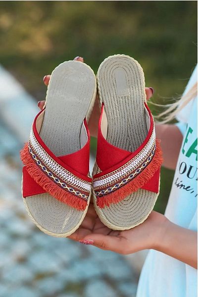 Modazirve Papuci damă din piele întoarsă rosie cu ciucuri și detaliu broderie