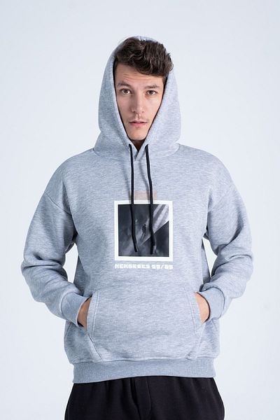 THE RULE Ανδρικό φούτερ σε γκρι oversize εφαρμογή με στάμπα μπροστά με κουκούλα και μαλακά μαλλιά μέσα