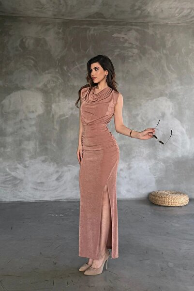 bacc Hnědé večerní šaty s dlouhým límečkem Degaje Buzzy - hluboký rozparek Bcdf-241051