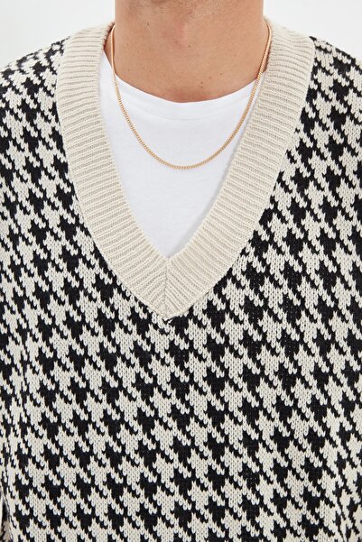 Trendyol Collection V-Neck Beige Knitwear Sweater - Houndstooth Patterned, Regular Fit TMNAW22KZ0135