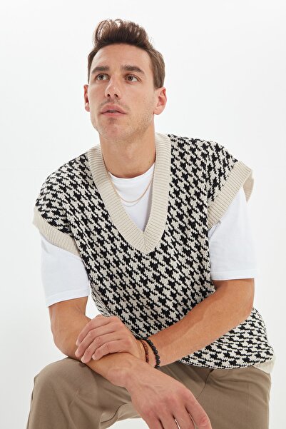 Trendyol Collection V-Neck Beige Knitwear Sweater - Houndstooth Patterned, Regular Fit TMNAW22KZ0135