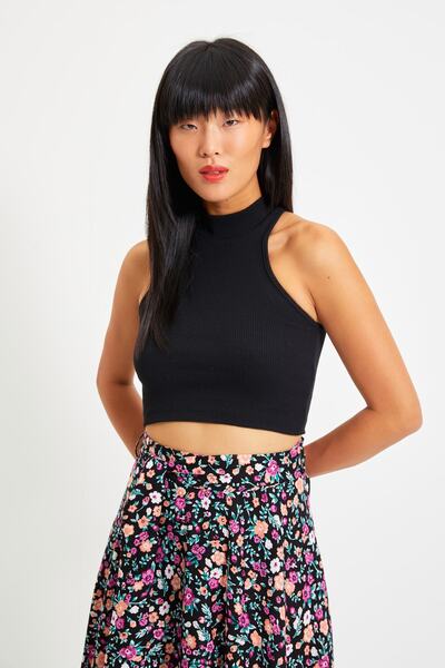 Trendyol Collection Czarna dzianinowa bluzka ze sznurkiem i wysokim kołnierze...