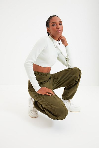 Trendyol Collection Khakifarbene, gerippte, detaillierte, lockere Jogginghose aus dünnem Strick TWOAW22EA0044
