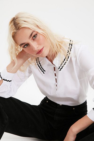 Trendyol Collection Weiße, detaillierte Webbluse mit Kragen TWOSS20BZ0036