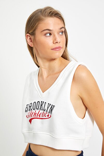 Trendyol Collection Bílé pletené tričko s potiskem TWOAW22TS0020