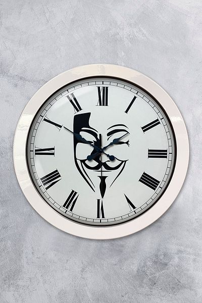 Kasva Concept Gift 36 cm White Metal Mask Wall Clock