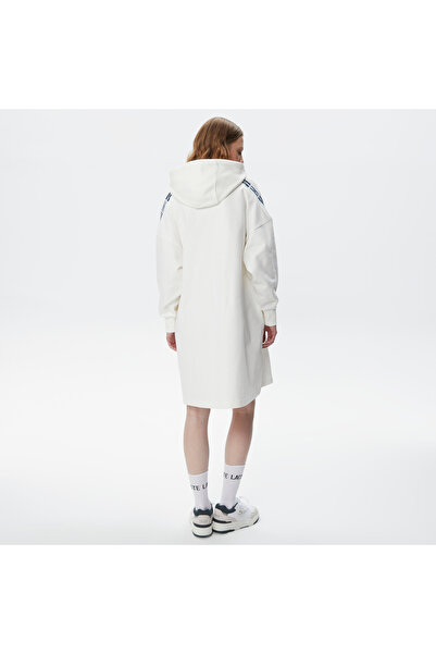 Lacoste Kadın Loose Fit Truvakar Kollu Kapüşonlu Baskılı Beyaz Elbise