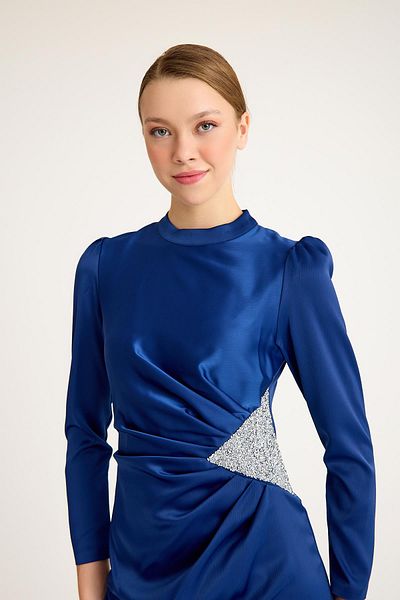 Olcay Satin-Abendkleid – Steindetail und Faltenbesatz, INDIGO 4898-E