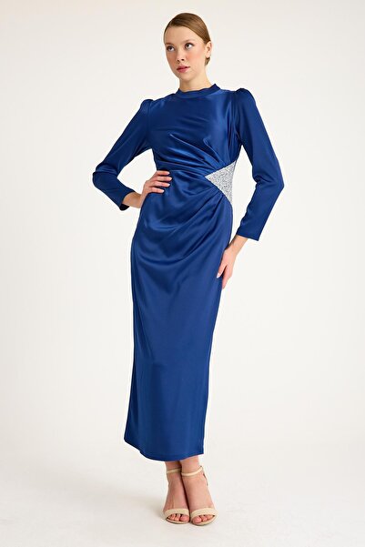 Olcay Saténové večerní šaty – kamínkový detail a záhyb Besitzer, Indigo 4898-E