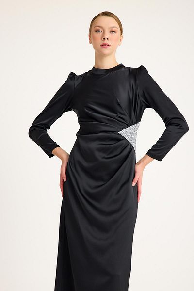 Olcay Schwarzes Satin-Abendkleid – Stein- und Faltendetail, Modell 4898-e
